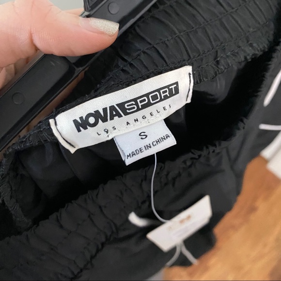 Fashion Nova windbreaker pants - Picture 5 of 5